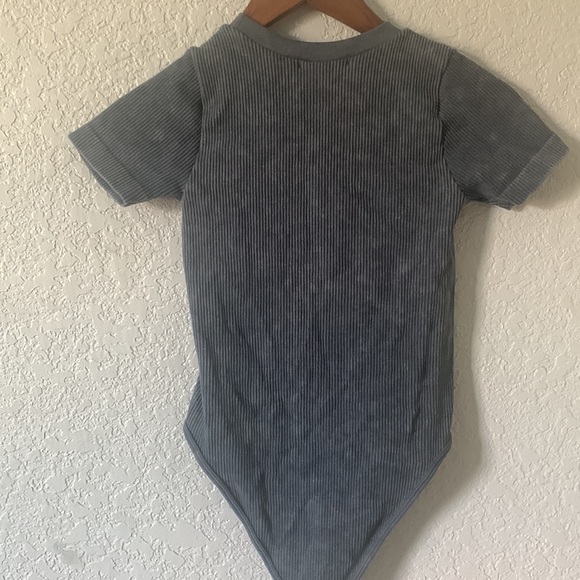 2 RIBBED BODYSUITS - Picture 7 of 7